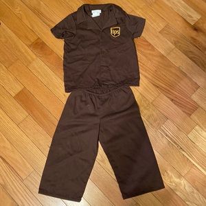 Boys Ups toddler size large 4-6 comes with a hat I’m still looking for it